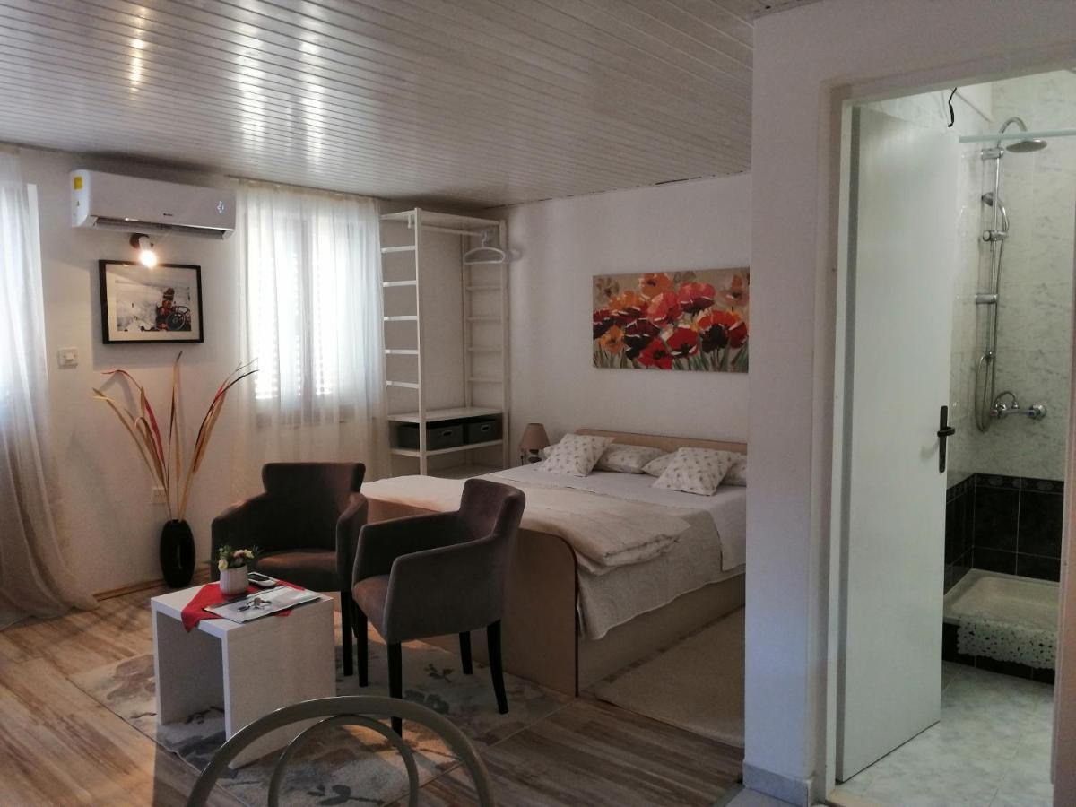 Studio Apartments Kuljis Vis Ngoại thất bức ảnh