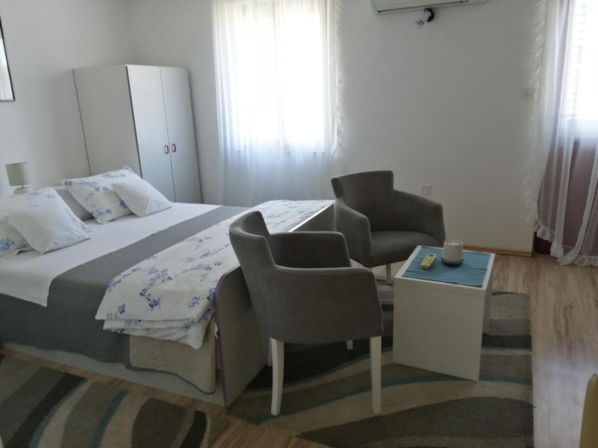 Studio Apartments Kuljis Vis Ngoại thất bức ảnh