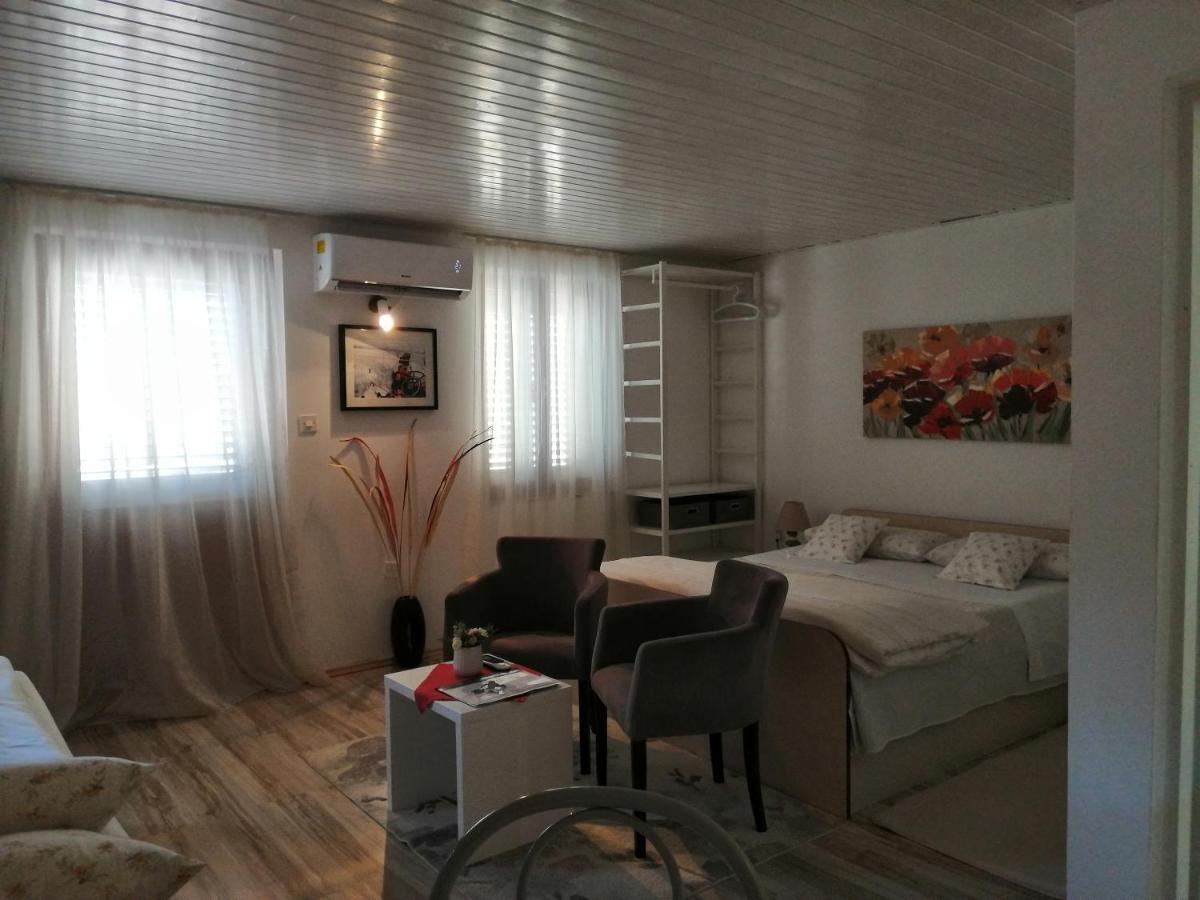Studio Apartments Kuljis Vis Ngoại thất bức ảnh