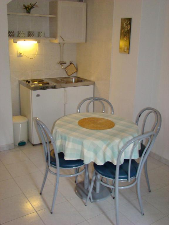 Studio Apartments Kuljis Vis Phòng bức ảnh