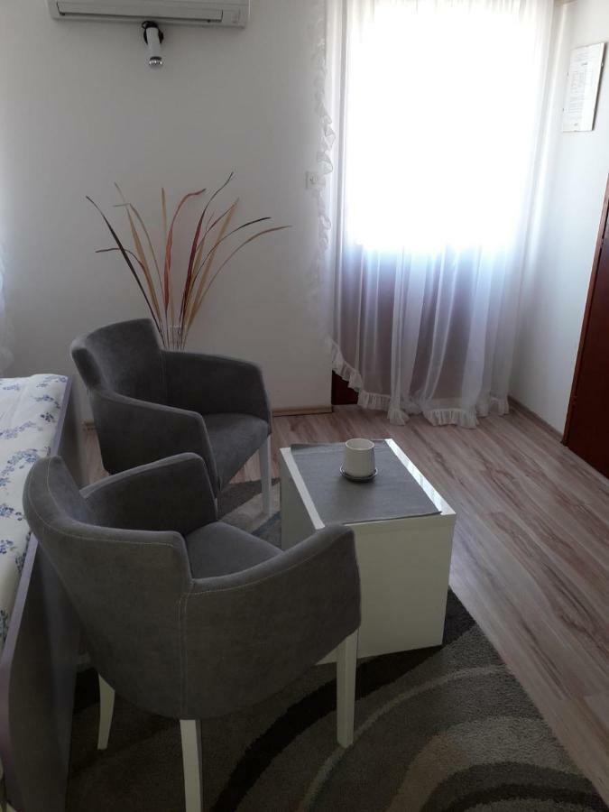 Studio Apartments Kuljis Vis Ngoại thất bức ảnh