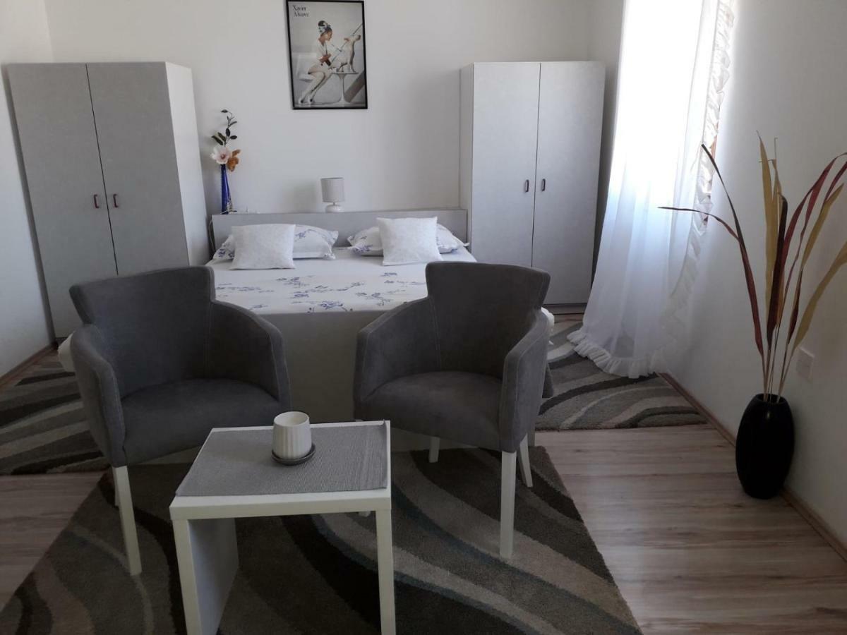 Studio Apartments Kuljis Vis Ngoại thất bức ảnh